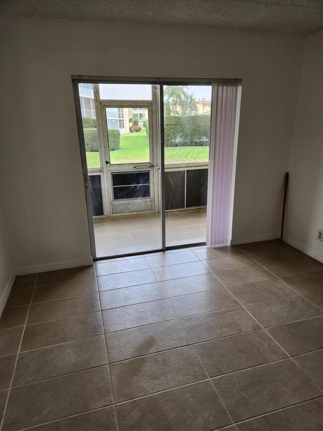 Building Photo - 600 Village Green Ct