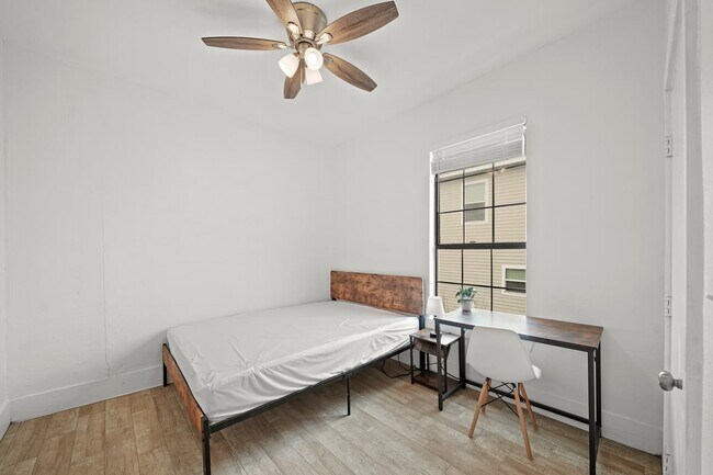 Building Photo - 701 28th St