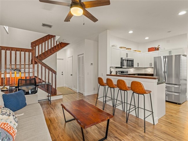 Building Photo - 1433 Presidio Dr