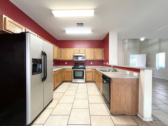 Building Photo - Beautiful 2 story single family house