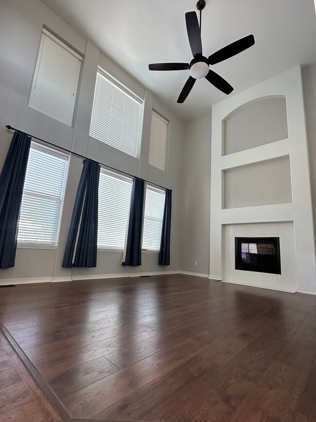 Building Photo - Stunning and HUGE 5BD/3.5BA in Paint Brush...