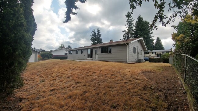 Building Photo - Newly Renovated 3 Bedroom Rambler w/ bonus room!!