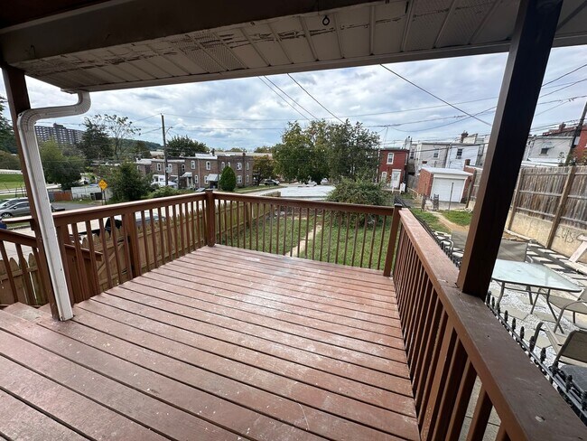 Building Photo - Large end of row 3 bedroom home located in...