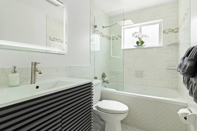 Building Photo - 2862 NE 35th Ct