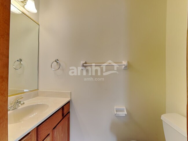 Building Photo - 6088 Lakewood Dr