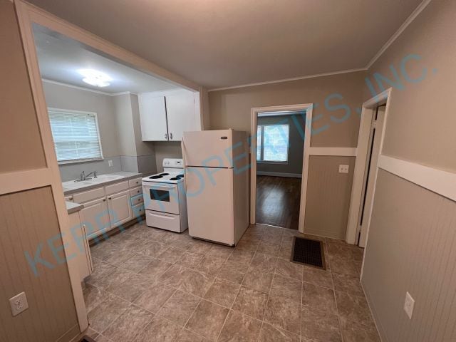 Building Photo - Charming 2-Bedroom Haven with Gleaming Har...