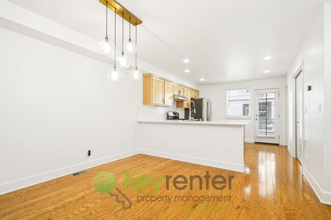 Building Photo - Modern Comfort Meets Classic Seattle Charm