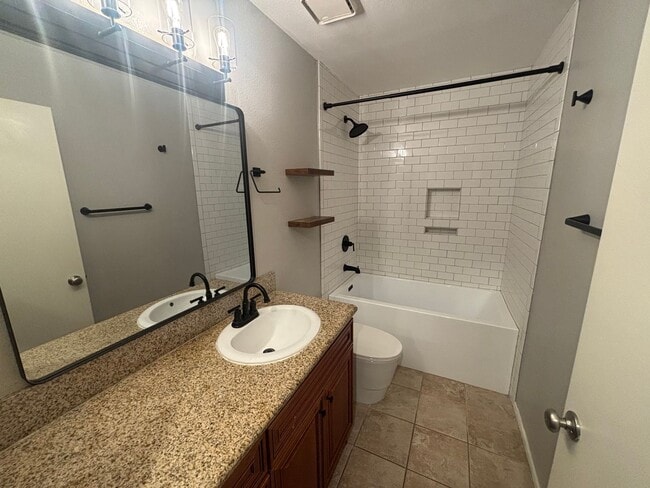 Building Photo - 3 Bedroom Townhome for Rent in Sylmar.