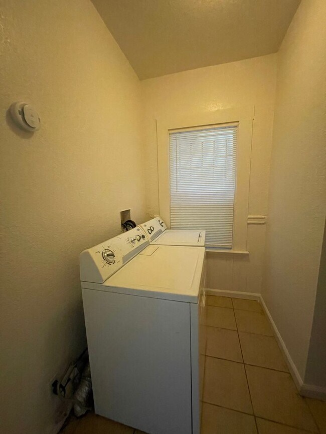 Building Photo - Large Lower Unit - 627 W Grand Ave