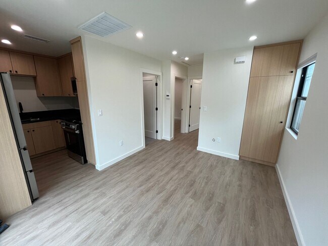 Building Photo - Newly Remodeled 2 Bed 1 Bath Unit in PB