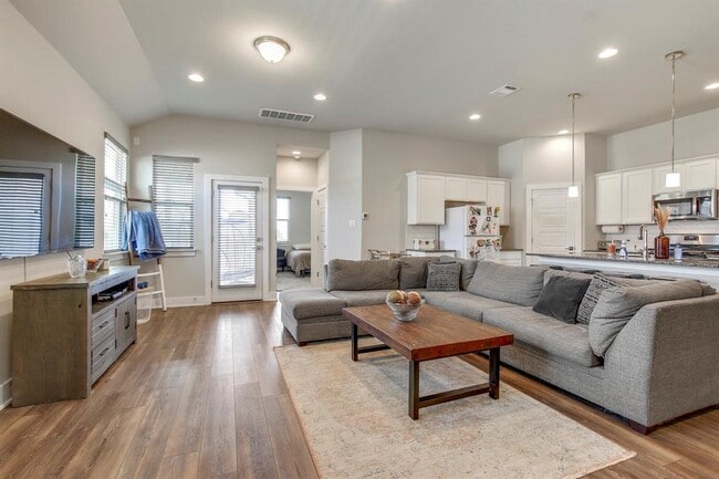 Building Photo - 501 Peace Dr