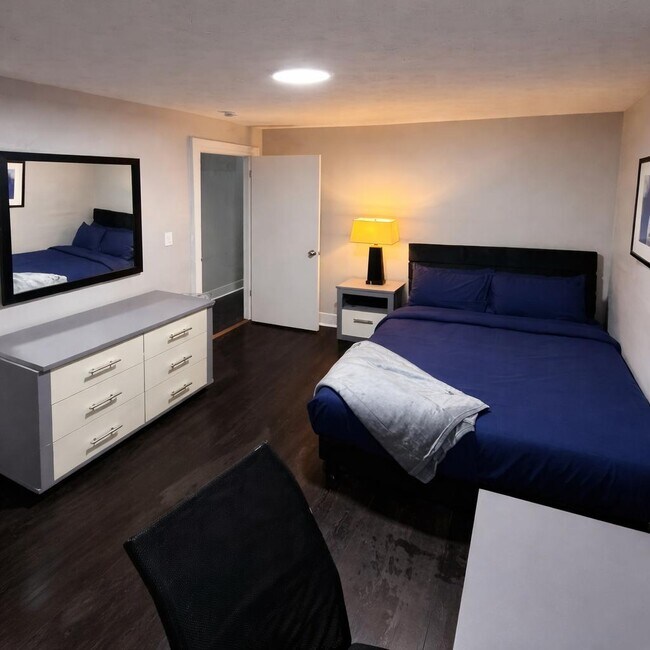 Building Photo - 818 Broad St