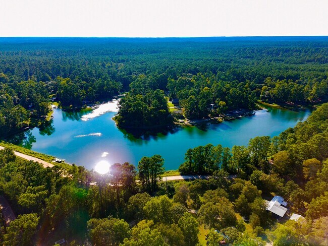 Building Photo - 15629 Holly Dr