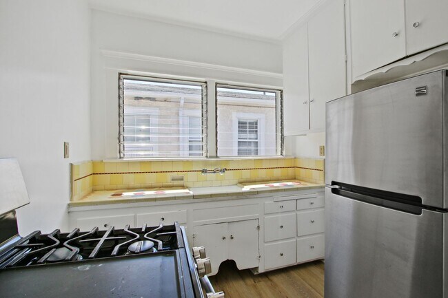 Building Photo - Charming 1-Bedroom Apartment in a Quiet Du...