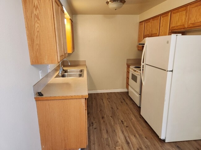 Building Photo - Nice 2 Bedroom with Garage.