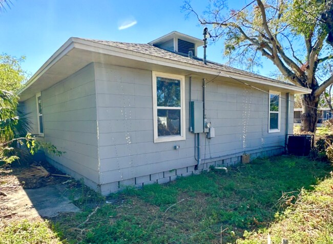 Building Photo - 3841 16th Ave S