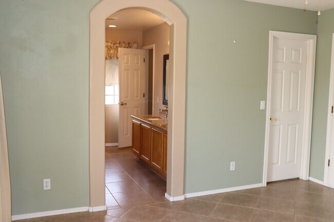 Building Photo - 4943 W Rosebay Dr
