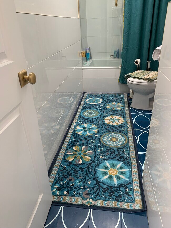 Building Photo - 559 Monroe St