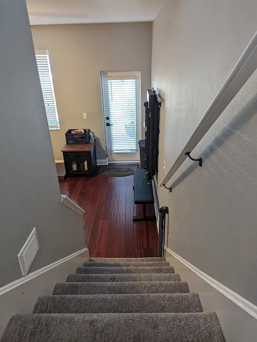 Building Photo - 3046 Pointeview Dr