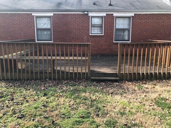 Building Photo - Adorable Donelson Cottage!