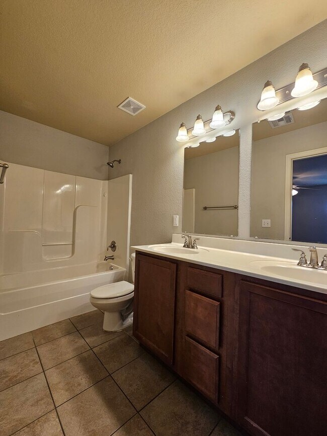 Building Photo - Quaint 3BR/2BA home close to UofA with large fenced yard! Low maintenance vinyl plank flooring!