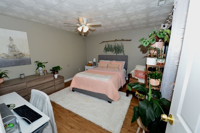 Building Photo - Just Blocks from Beach!