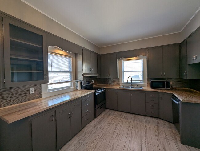 Building Photo - 4 Bedroom House in Boonville