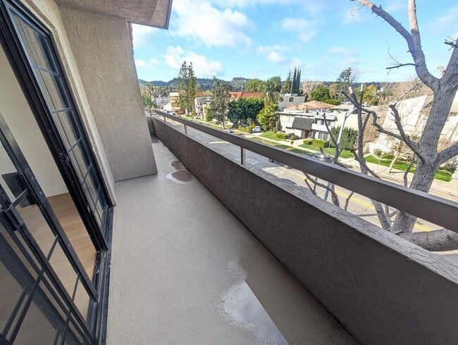 Building Photo - 4454 Coldwater Canyon Ave