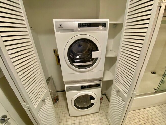 Building Photo - Dupont - West End Fabulous studio with decorative Fireplace & W/D