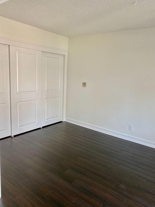 Building Photo - SPACIOUS 2 BEDROOM 1 BATH CONDO