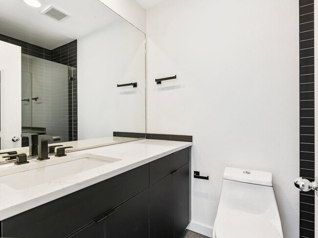 Building Photo - Fully renovated 2 level/2 bed/2 bath pearl...