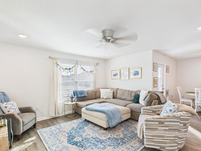 Building Photo - 8775 Clearbrook Dr