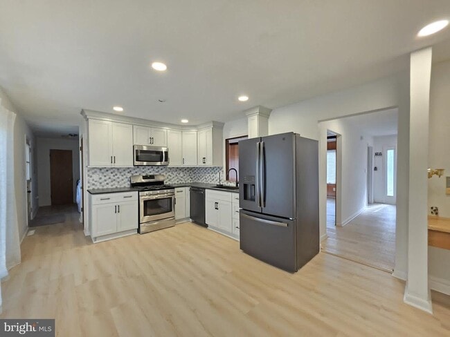 Building Photo - 8241 Robin Hood Dr