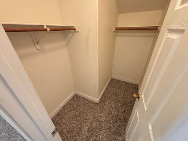 Building Photo - Modern 3Bed/3Bath Two Story Home located i...