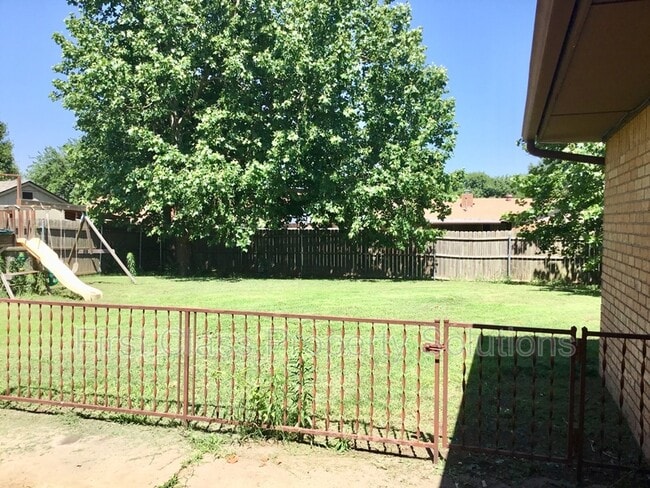 Building Photo - 2807 S Estate Dr