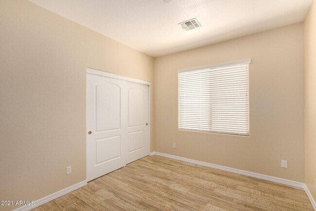 Building Photo - 9058 W Big Oak St