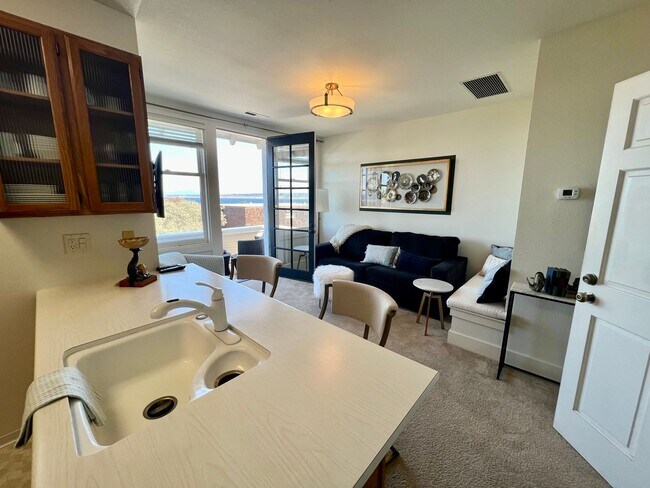 Building Photo - 189E - CS