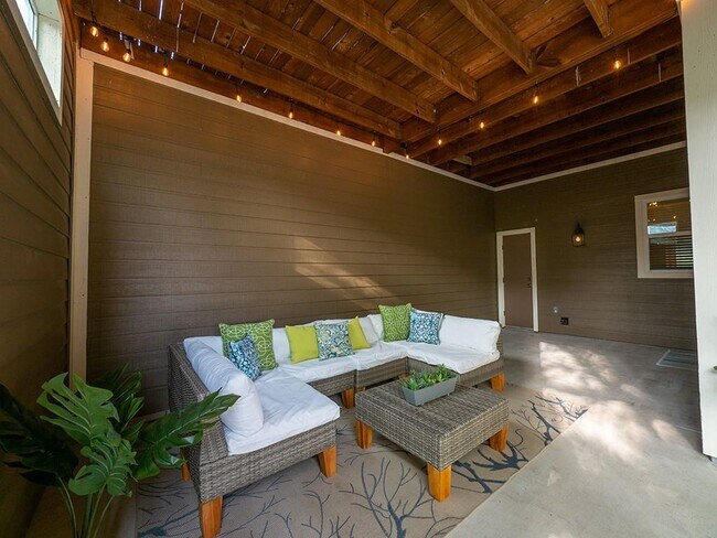 Building Photo - 5605 Roosevelt Ave