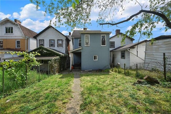 Building Photo - 3 Bedroom 1 Bath Minutes Away from the City!