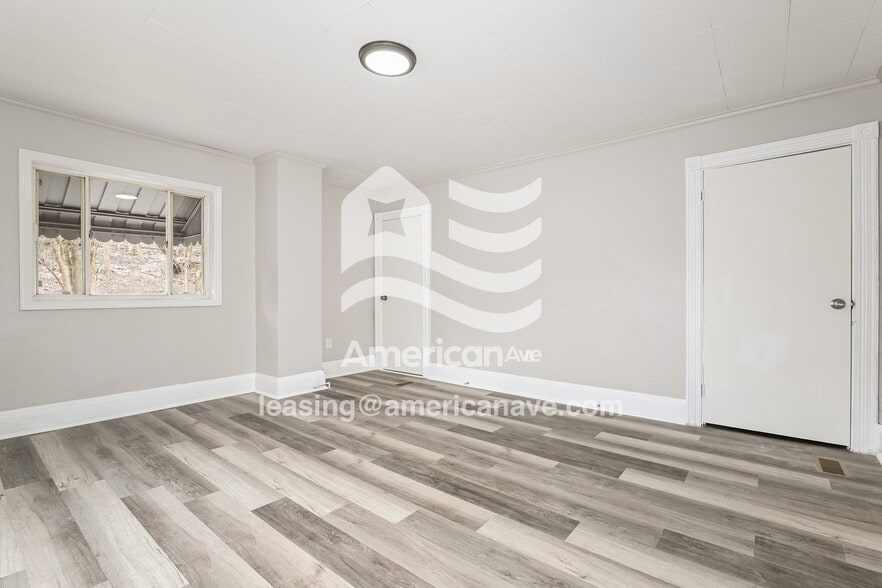 Building Photo - 1009 Woods Run Ave