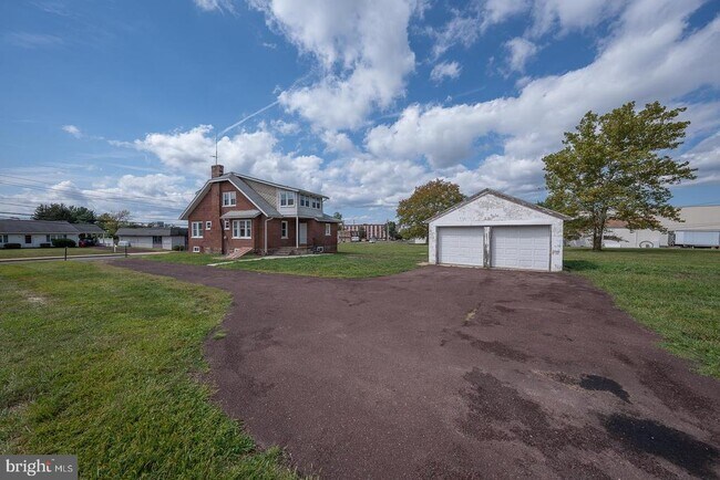 Building Photo - 1075 S County Line Rd