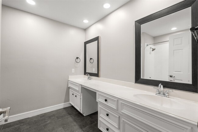 Building Photo - 2105 Murfield Dr