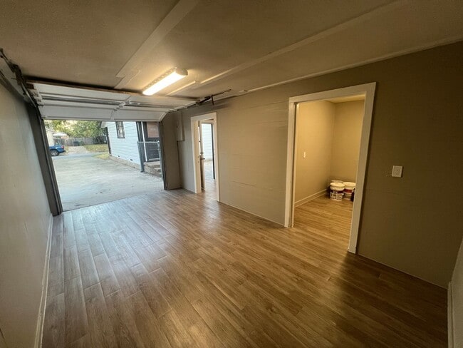 Building Photo - UTA proximity!