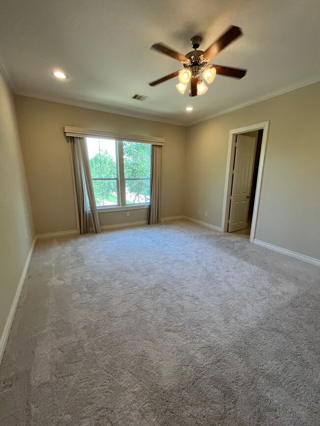 Building Photo - Wonderful 4/3.5 Townhome