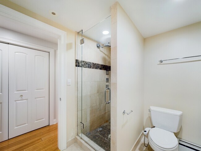 Building Photo - 632 W Barry Ave