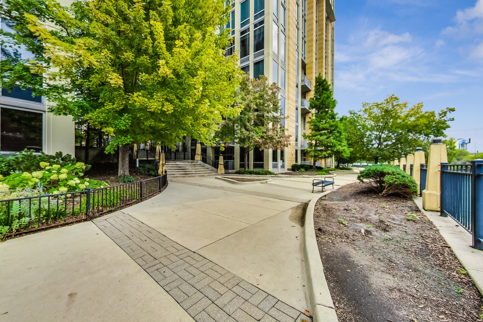 Building Photo - 720 N Larrabee St