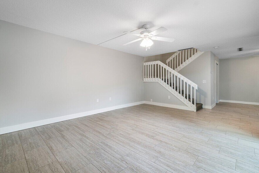 Building Photo - 825 Center St