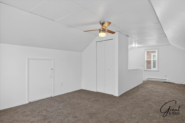 Building Photo - $1300 3 bedrooms