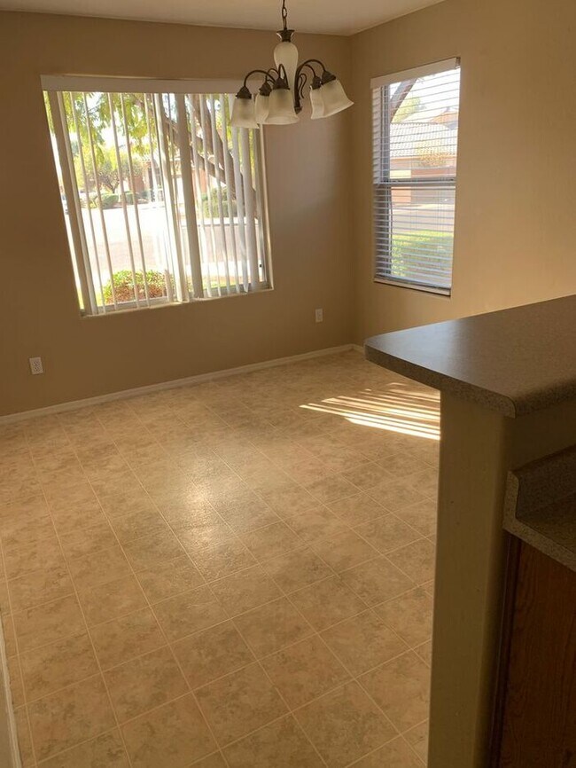 Building Photo - COMING SOON! Bright, Open Floorplan - Close to Freeways