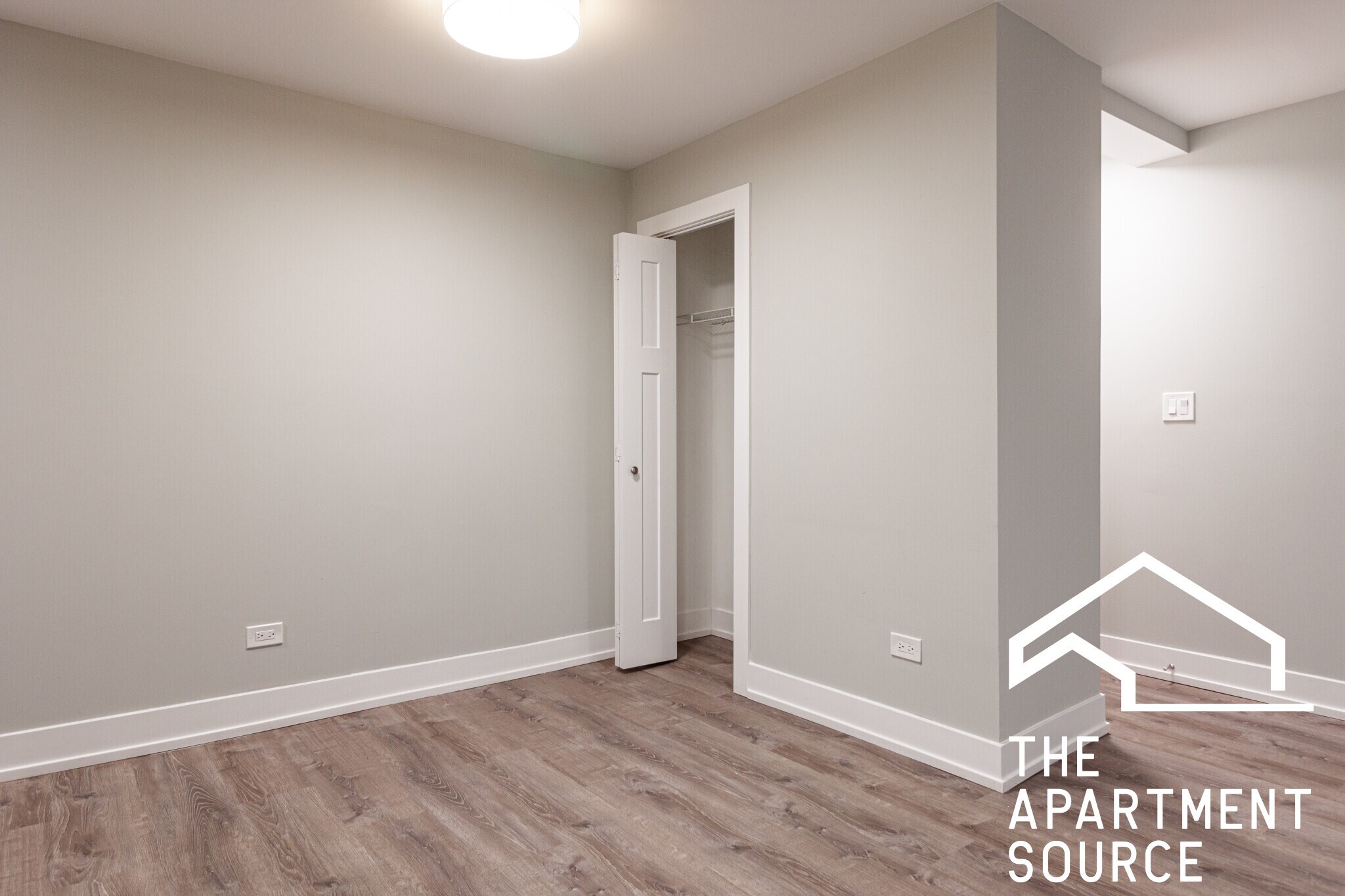 Building Photo - 454 W Barry Ave